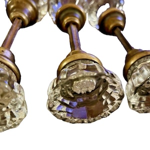 Juego de pomos de puerta de cristal antiguos de 12 puntos con pátina perfecta y herrajes de latón de la década de 1920. Cristal recuperado. Cantidad disponible.