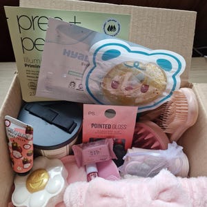 Cosy season Self-Care Gift Box, Cosy Socks, Beauty Products, Candle & Bracelet. Face masks and more for your relax time.