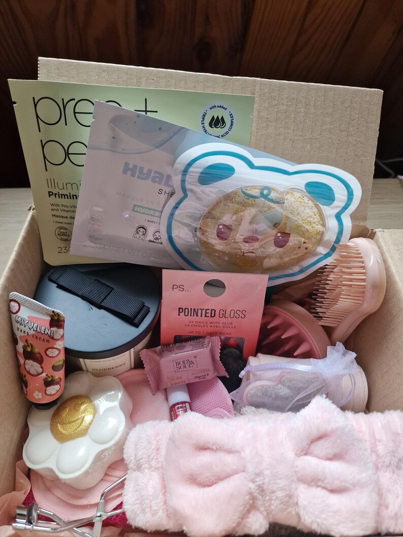 Cosy season Self-Care Gift Box, Cosy Socks, Beauty Products, Candle & Bracelet. Face masks and more for your relax time.