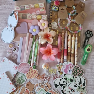 Scatola regalo di cancelleria misteriosa - Scatola a sorpresa kawaii - Regalo per ragazze adolescenti - Scatola per la cura di sé - Taglie piccole, medie e grandi. Scelta casuale