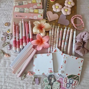 Caja de Regalo Misteriosa de Papelería – Preciosa Caja Sorpresa Rosa Kawaii – Caja de Autocuidado – Tamaños Pequeño, Mediano y Grande. Paquete rosa premium.