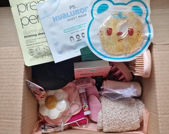Verwöhn-Geschenkbox. Artikel und Accessoires für die Selbstpflege. Entspannende Verwöhn-Geschenkbox für Mädchen.