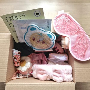 Spa gift box, Self-care box with socks, beauty products, candle and more! Gift for her, gifts for women. Birthday beauty box bundle.