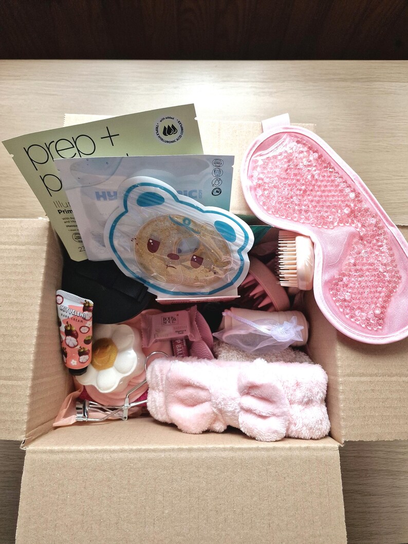 Spa gift box, Self-care box with socks, beauty products, candle and more! Gift for her, gifts for women. Birthday beauty box bundle.