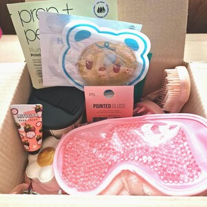 Cosy season Self-Care Gift Box, Cosy Socks, Beauty Products, Candle & Bracelet. Face masks and more for your relax time.