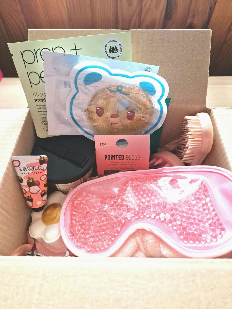 Cosy season Self-Care Gift Box, Cosy Socks, Beauty Products, Candle & Bracelet. Face masks and more for your relax time.