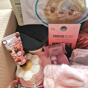 Spa gift box, Self-care box with socks, beauty products, candle and more! Gift for her, gifts for women. Birthday beauty box bundle.