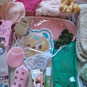 Cosy season Self-Care Gift Box, Cosy Socks, Beauty Products, Candle & Bracelet. Face masks and more for your relax time.