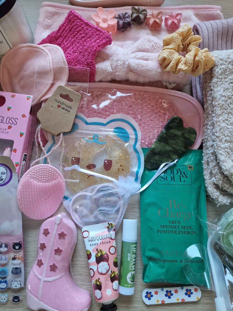 Cosy season Self-Care Gift Box, Cosy Socks, Beauty Products, Candle & Bracelet. Face masks and more for your relax time.