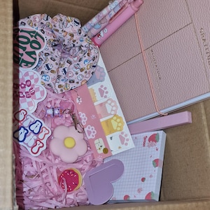 Scatola regalo Mystery Stationery – Scatola a sorpresa estetica rosa kawaii – Regalo per ragazze adolescenti – Scatola per la cura di sé – Taglie piccole, medie e grandi