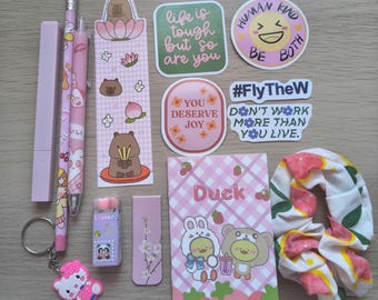 Kleine und entzückende Überraschungstüten mit Schreibwaren. Gefüllt mit Kawaii-Schreibwaren, Aufklebern und Accessoires.