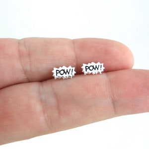 Pow! Boucles d’oreilles de bande dessinée en argent sterling, boucles d’oreilles de super-héros, goujons de bande dessinée, boucles d’oreilles en argent sterling, bijoux comiques, bijoux geek