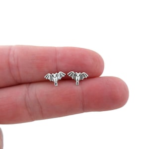 Pequeños pendientes de murciélago en plata de ley, pendientes de murciélago, tachuelas de murciélago, tachuelas de plata, murciélago pequeño, tachuelas pequeñas, pendientes delicados