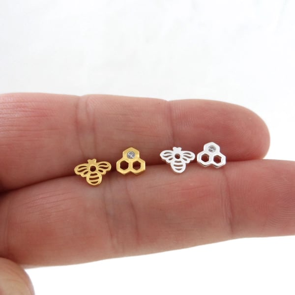 Bienen & Honigwaben Ohrringe in Sterling Silber, Bienen Ohrringe, Waben Ohrstecker, Sterling Silber Ohrringe, Zierliche Ohrringe, Mismatched Ohrstecker