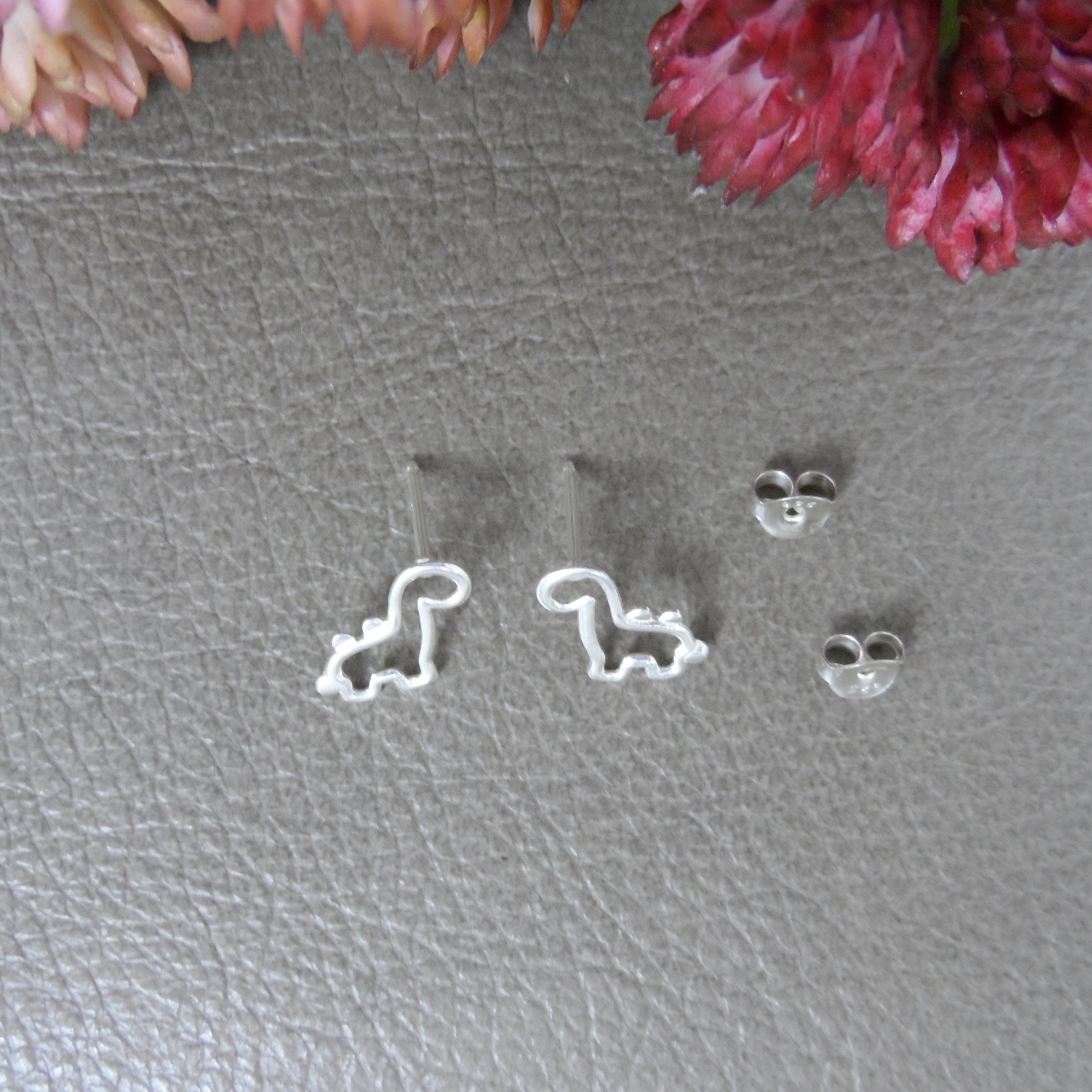 Orecchini Semplici a Borchia con Dinosauro in Argento Sterling