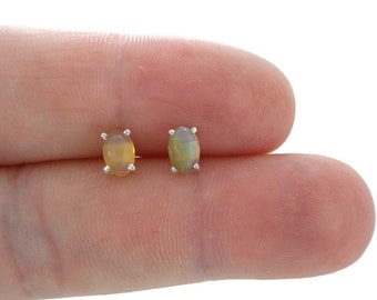Opal oorbellen in sterlingzilver, echte opaal oorbellen, opaal oorstekers, sierlijke oorstekers, kleine opaal oorstekers, geboortesteen oktober, meisjes oorbellen