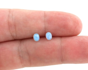 Winzige Opal Ohrringe in Sterling Silber, Opal Ohrringe, Opal Ohrstecker, zierliche Ohrstecker, kleine Opal Ohrstecker, zierliche Ohrringe, Mädchen Ohrringe