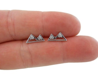 Orecchini di montagna in argento sterling, orecchini CZ, orecchini di montagna innevati, borchie di montagna, montagna in argento sterling, orecchini da esterno