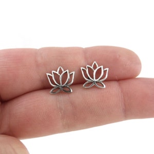 Boucles d’oreilles En fleur de lotus en argent sterling, boucles d’oreilles Lotus Stud, boucles d’oreilles fleuries, boucles d’oreilles délicates, boucles d’oreilles en argent sterling, cadeau pour elle
