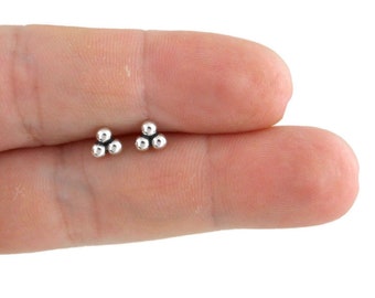 Orecchini a bottone a triangolo minuscolo in argento sterling, borchie triangolari, orecchini in argento sterling, orecchini dainty, orecchini a bottone minuscoli, regalo per lei