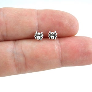 Tiny Spider-oorbellen in sterlingzilver, kleine spinstekers, zilveren spinstekers, kleine zilveren studs, meerdere piercings, Halloween-oorbellen