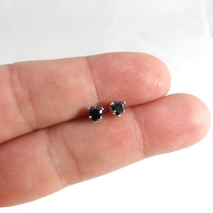 Black Heart oorbellen in zwart Spinel hart oorbellen, Sterling Zilver, 4mm hengsten, Tiny hart Studs, sierlijke hengsten, Sterling zilveren oorbellen