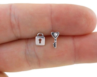 Pendientes Lock & Key en Plata de Ley, Pendientes lock and Key, Key Studs, Pendientes sterling Silver, Pendientes Delicados, Tachuelas Desiguales