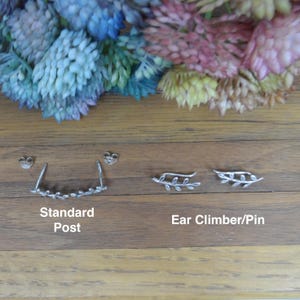 Pendientes de hoja diminuta en plata de ley, pendientes de botón con forma de rama, pendientes de hoja, pendientes delicados, pendientes de plata de ley, regalo para ella imagen 2