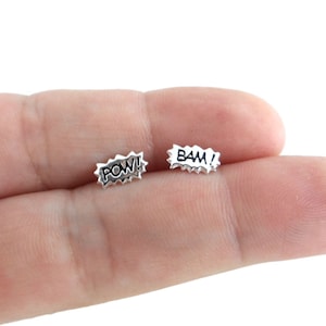 Prisonnier de guerre ! BAM ! Boucles d&#39;oreilles bande dessinée en argent sterling, boucles d&#39;oreilles super-héros, clous d&#39;oreilles bande dessinée, boucles d&#39;oreilles dépareillées, bijoux comiques, bijoux geek