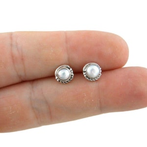 Perlen Ohrstecker in Sterling Silber, Perlen Ohrringe, klitzekleine Perlen Ohrringe, Minimalist Ohrringe, Kleine Perlen Ohrringe