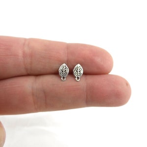 Blad Stud Oorbellen in zilver blad oorbellen, Kids oorbellen, kleine Studs, kraakbeen hengsten, meerdere Piercings, sierlijke oorbellen, 925 Stud
