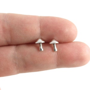 Pendientes diminutos de hongos en plata de ley, pendientes de hongos, setasEstudizos, tachuelas de cartílago, pendientes minimalistas, pendientes delicados
