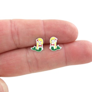 SALDI! Orecchini a forma di sirena minuscola in argento sterling, orecchini a forma di sirena, orecchini da spiaggia, orecchini a forma di sirena, orecchini per bambini, oceano