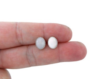 Opal oorbellen in sterlingzilver, echte opaal oorbellen, opaal oorstekers, sierlijke oorstekers, kleine opaal oorstekers, geboortesteen oktober, meisjes oorbellen