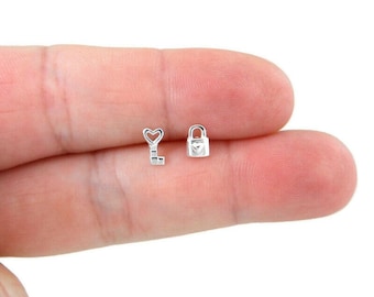 Pendientes Lock & Key en Plata de Ley, Pendientes lock and Key, Key Studs, Pendientes sterling Silver, Pendientes Delicados, Tachuelas Desiguales