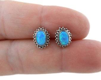 Opal oorbellen in sterlingzilver, opaal oorbellen, opaal oorstekers, cirkel oorstekers, kleine opaal oorstekers, sierlijke oorbellen, ovale opaal oorstekers
