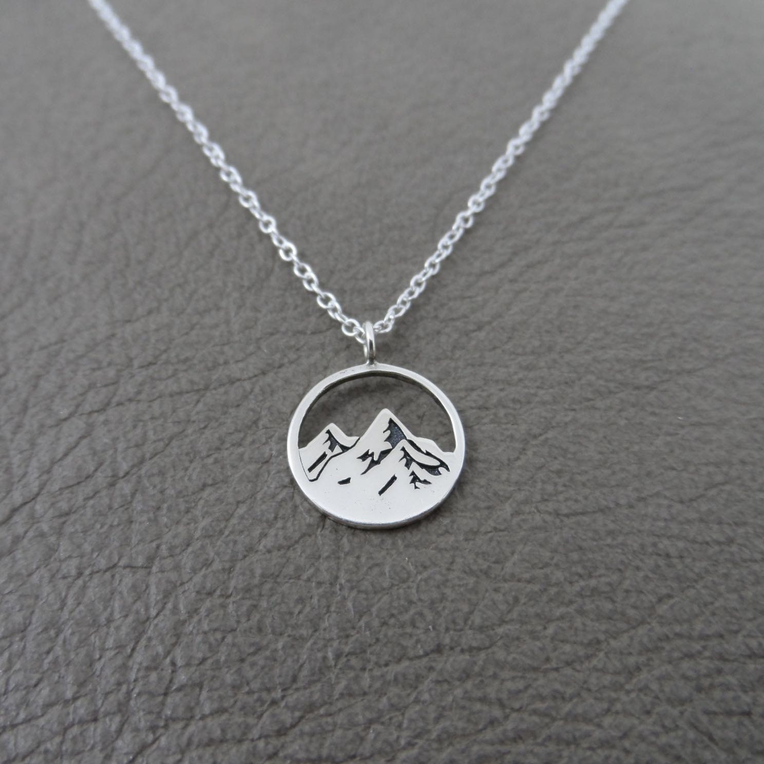 Collier montagne en argent sterling, collier petite montagne, pendentif montagne, montagne en argent sterling, collier d'extérieur, cadeau pour elle