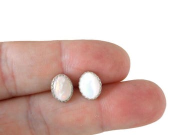 Opal oorbellen in sterlingzilver, echte opaal oorbellen, opaal oorstekers, sierlijke oorstekers, kleine opaal oorstekers, geboortesteen oktober, meisjes oorbellen