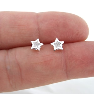 Oorbellen met sterretjes in Sterling Zilver, Crystal Star oorbellen, kleine ster oorbellen, Sterling Silver Earrings, dagelijks oorbellen, Helix hengsten