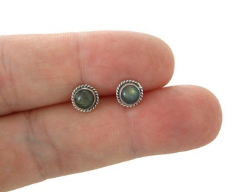 Orecchini labradorite in argento sterling, orecchini labradorite, regalo per lei, orecchini minimalisti, gioielli labradorite, borchie di pietre preziose