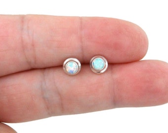 Opal Ohrringe in Sterling Silber, Opal Ohrringe, Opal Ohrstecker, Kreis Ohrstecker, Winzige Opal Ohrstecker, zierliche Ohrringe, Opal Ohrstecker