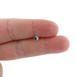 ENKELE Yin Yang Sterling Silver Stud Earring, Yin Yang Earring, Tiny Stud, Kraakbeen Stud, Meerdere Piercing, Tiny Earring, Helix Stud