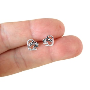 Eichhörnchen Ohrringe in Sterling Silber, Eichhörnchen Ohrringe, Tier Ohrringe, Kinder Ohrringe, kleine Ohrstecker, Eichhörnchen Ohrstecker, Natur Ohrringe