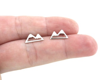 Orecchini a forma di montagna in argento sterling, orecchini a forma di montagna innevata, orecchini a perno di montagna, orecchini a forma di montagna in argento sterling, orecchini da esterno