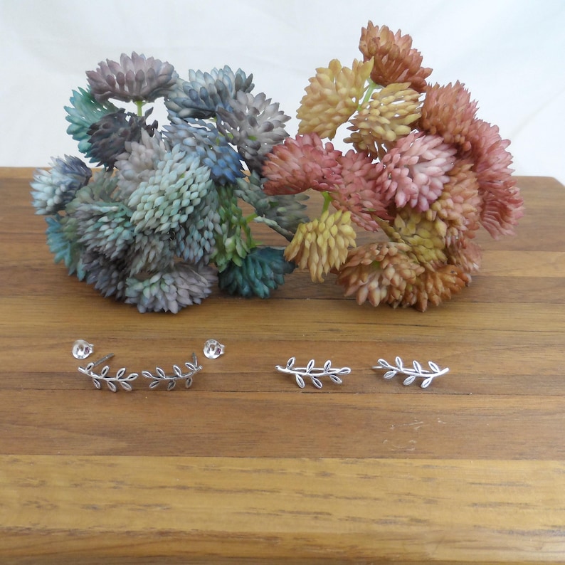 Pendientes de hoja diminuta en plata de ley, pendientes de botón con forma de rama, pendientes de hoja, pendientes delicados, pendientes de plata de ley, regalo para ella imagen 3