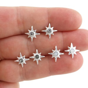 Brincos Starburst em prata esterlina, brincos Starburst, brincos de estrela, brincos de estrela de cristal, brincos delicados, piercings múltiplos