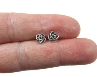 Celtic Knot Sterling Silver Studs, Boucles d’oreilles celtiques, Silver Celtic Studs, Boucles d’oreilles délicates, Boucles d’oreilles minimalistes, Boucles d’oreilles pour enfants, Boucles d’oreilles pour filles