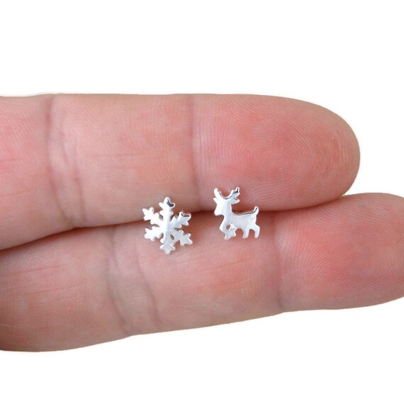 Orecchini di fiocchi di neve di renna in argento sterling, gioielli di Natale, orecchini di renna, orecchini di Natale, orecchini festivi, borchie non corrispondenti - Italia