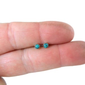 Små 3 mm turkosa sterlingsilverörhängen, turkosa silverörhängen, 3 mm turkosa örhängen, små örhängen, sydvästra örhängen, boho örhängen