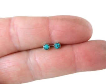 Pequeños pendientes de plata de ley con turquesa de 3 mm, pendientes de plata con turquesa, pendientes de turquesa de 3 mm, pequeños pendientes, pendientes estilo suroeste, pendientes boho